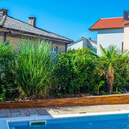 Mira - With Private Pool Apartman