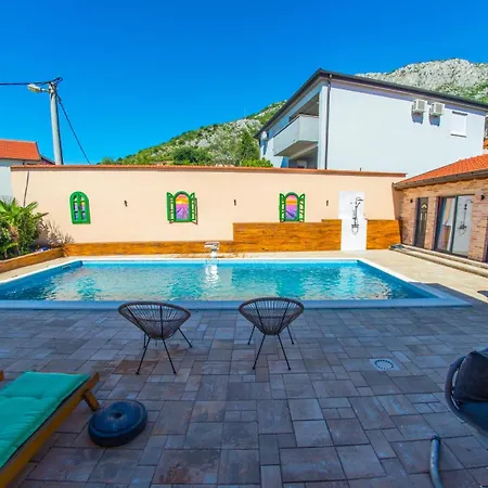 Mira - With Private Pool Apartman *