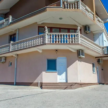 Mira - With Private Pool Apartman