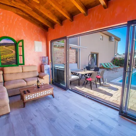 Mira - With Private Pool Apartman