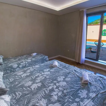 Apartment Mira - With Private Pool