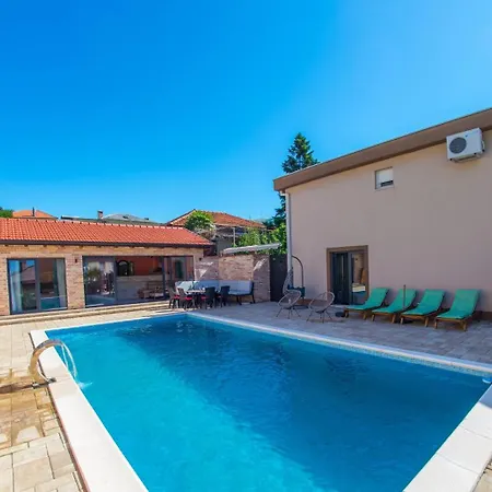 Mira - With Private Pool Appartement *